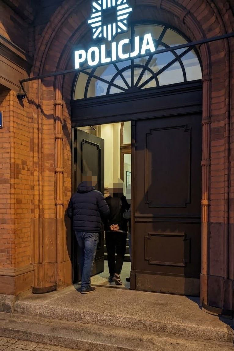 Nowe dane, stary wyrok- kryminalni odkryli prawdziwą tożsamość poszukiwanego mężczyzny