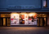Wejście do ośrodka kultury wieczorem