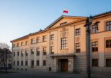 Fasada urzędu z flagą